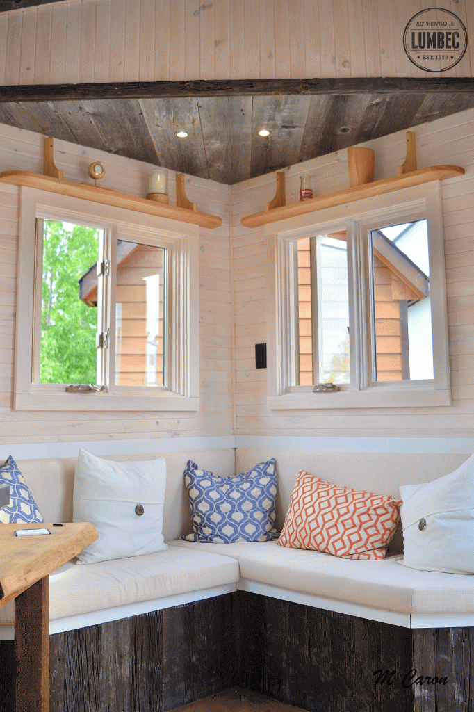 La banquette, nichée dans le coin de la maison offre assez d'espace pour asseoir 4 adultes. 