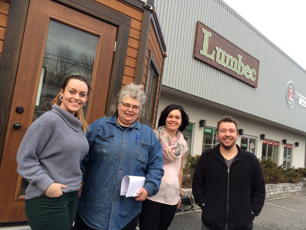 De gauche à droite, Gabrielle Bolduc, designer d'intérieur, Mme Nancy Pilon, cliente, Nathalie Rodrique, Directrice marketing et développement des affaires, Martin Bisson, estimateur et propriétaire